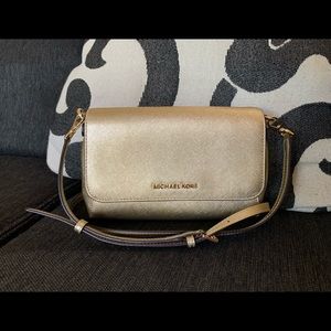 ✅Michael Kors - Pouchette Pale Gold Crossbody!